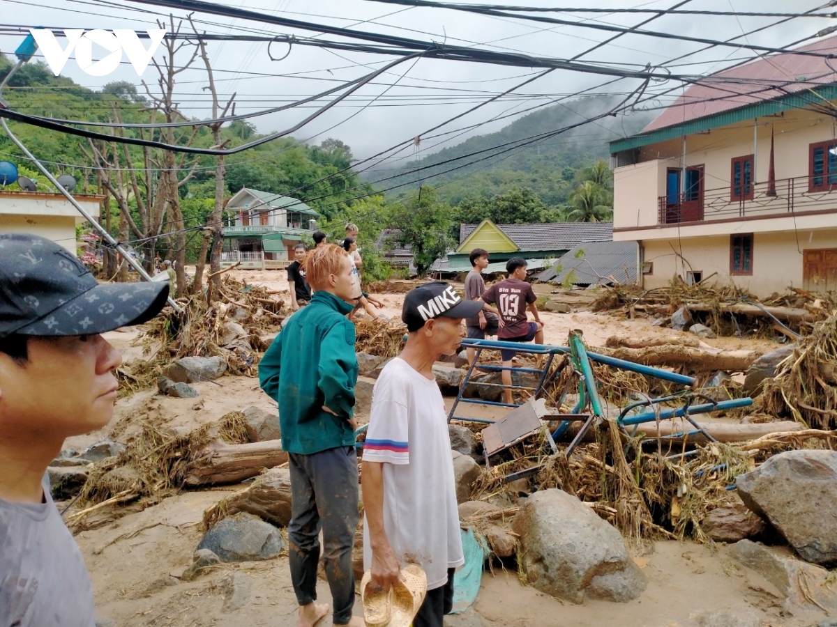 Heavy rain, flooding kill 8 in central Vietnam